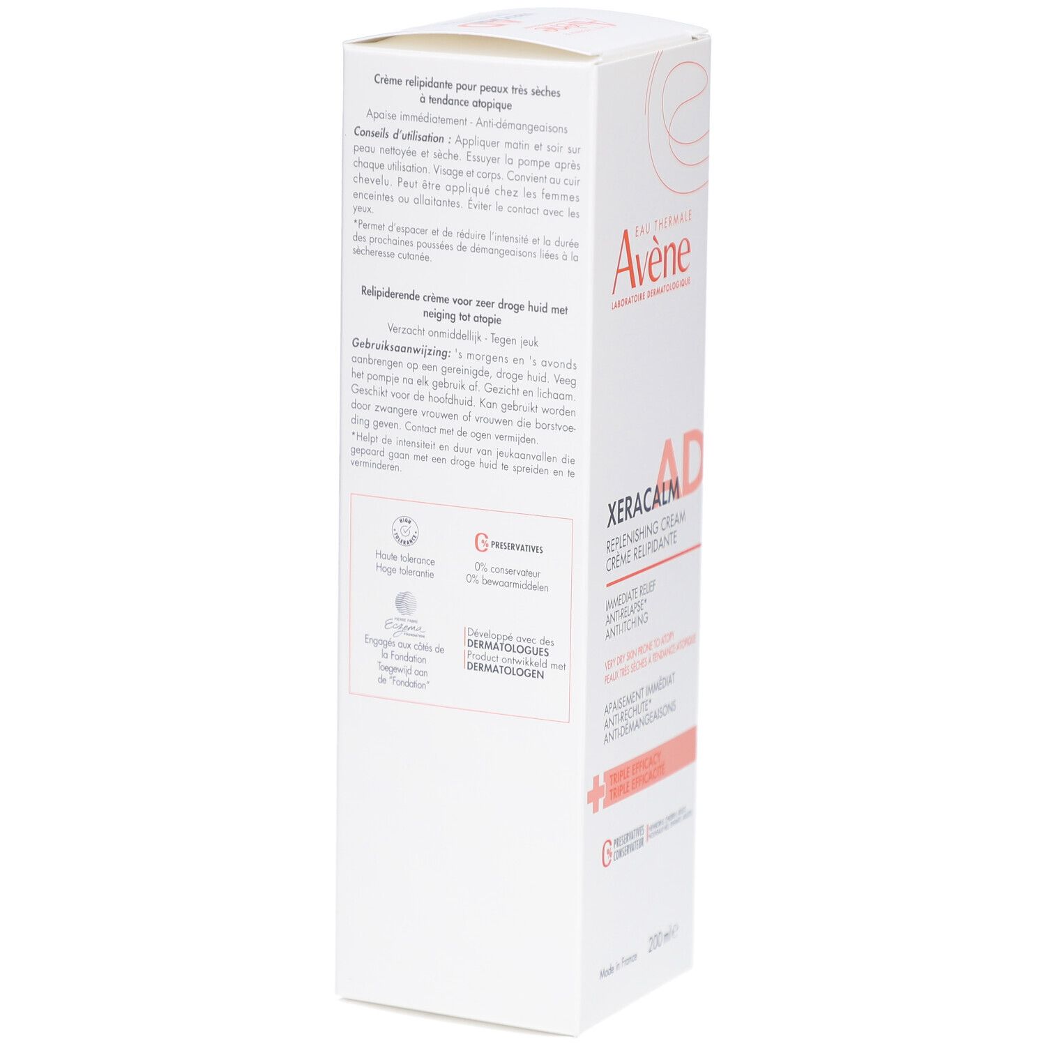 Rückseite der Avène Xeracalm AD Crème Relipidante Verpackung. Text und Inhaltsstoffe. QR-Code und Dermatologen-Siegel.