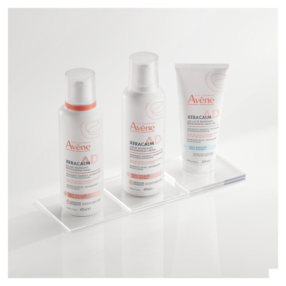 Produit et emballage. Texte: Innovation, Avène Xeracalm AD Baume Relipidant. Peau sèche, à tendance atopique.