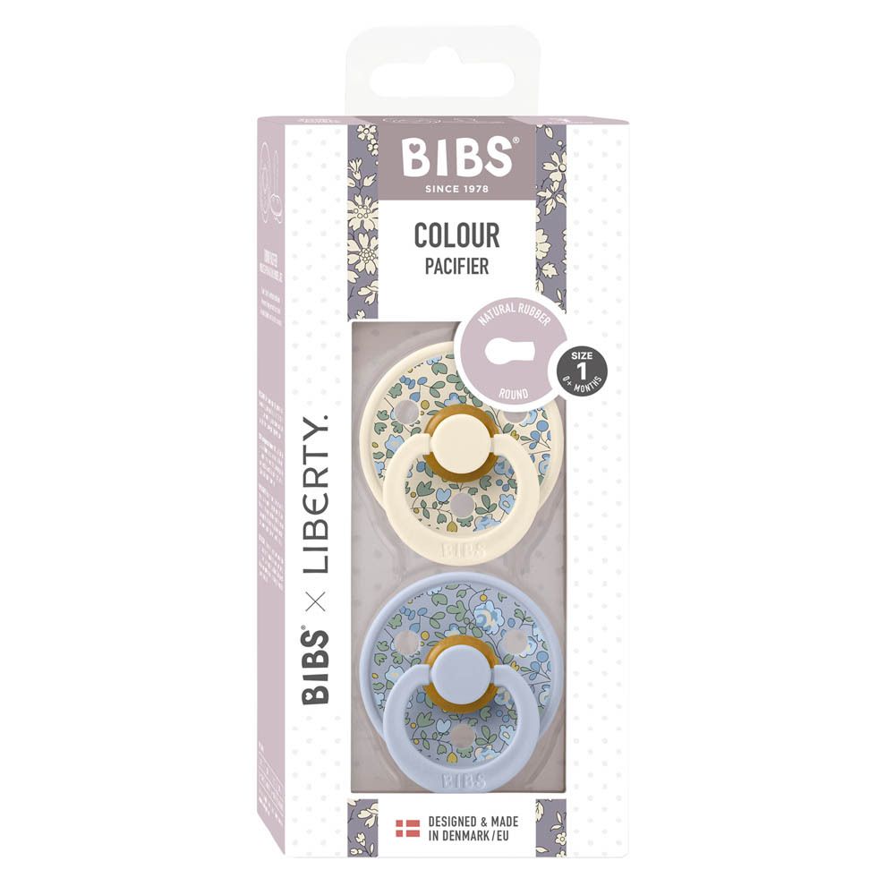 Verpackung mit zwei Schnullern. BIBS x Liberty. Hellblau und cremefarben mit Blumenmuster. Größe 1, 0-6 Monate.