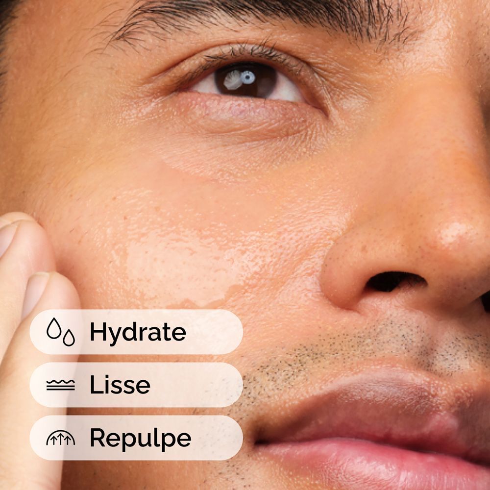 Gros plan d'un visage. La peau est hydratée, lissée et repulpée.