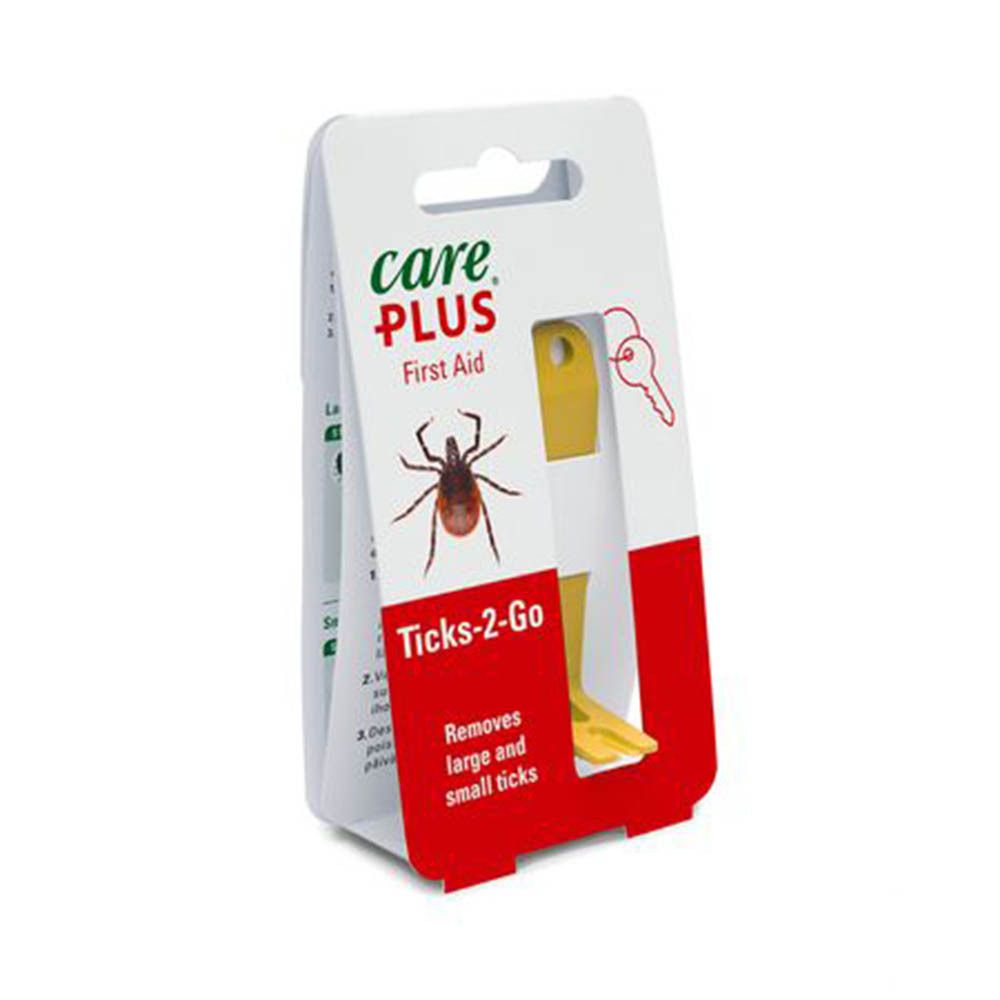 Vue en biais de l'emballage avec outil jaune pour tiques. Emballage rouge et blanc. Inscription : Care Plus, Premiers secours, Tique.