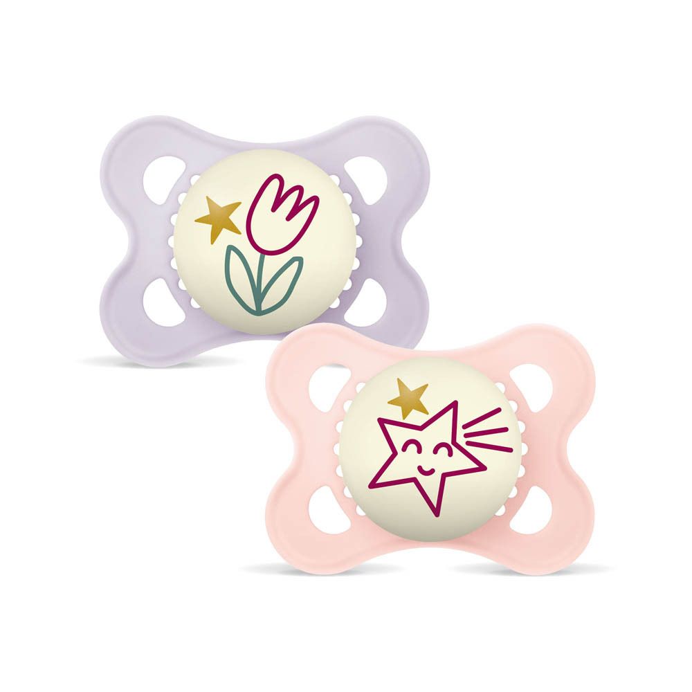 Zwei Schnuller: einer lila mit Blumenmotiv, einer rosa mit Sternmotiv.