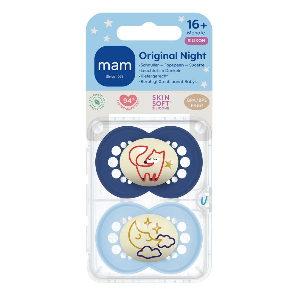 Zwei MAM Original Night Schnuller, dunkelblau mit Fuchs und hellblau mit Mond und Sternen. Für Babys ab 16 Monaten.