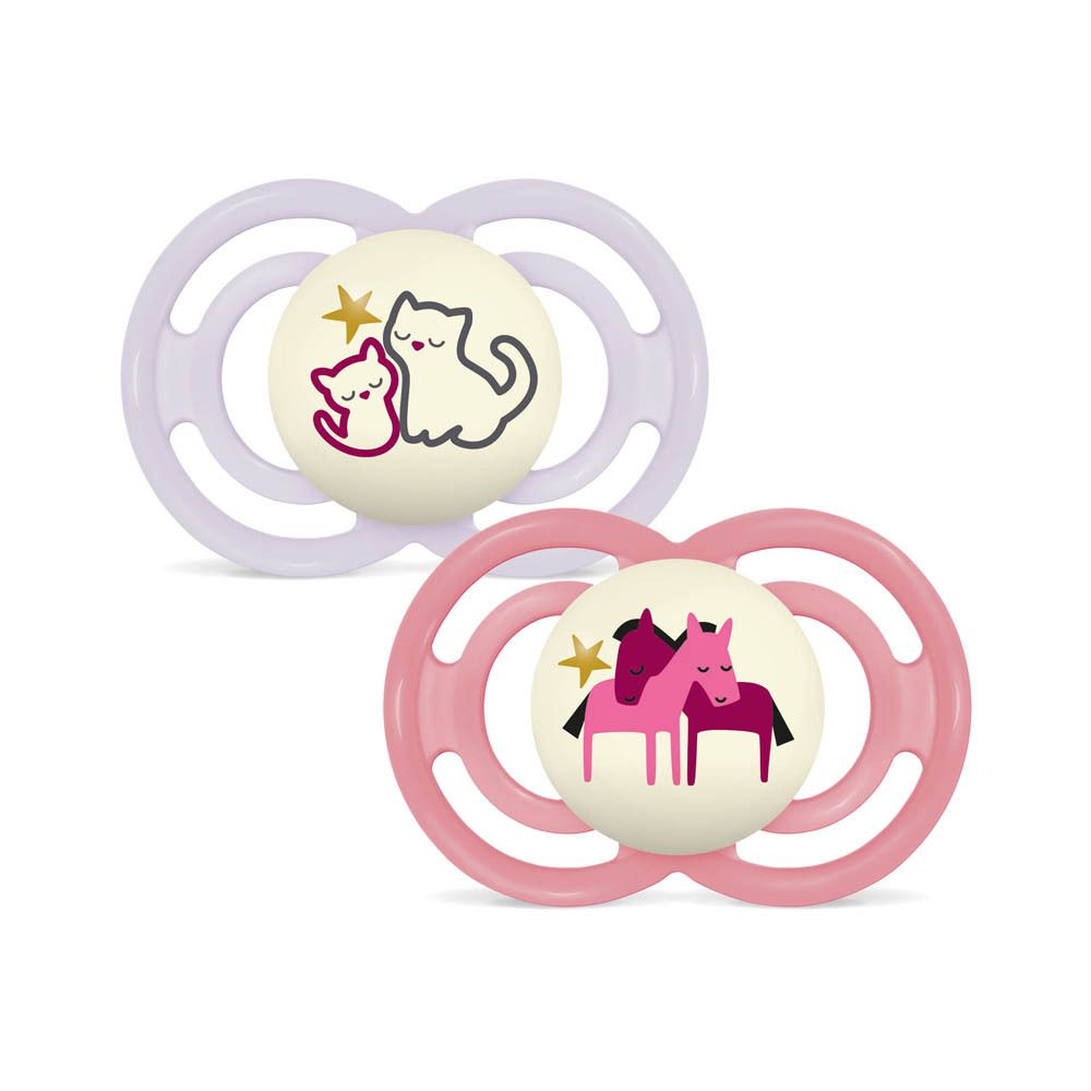 Zwei Schnuller mit Tiermotiv: Ein lila und ein rosa Schnuller mit Katzenabbildung.