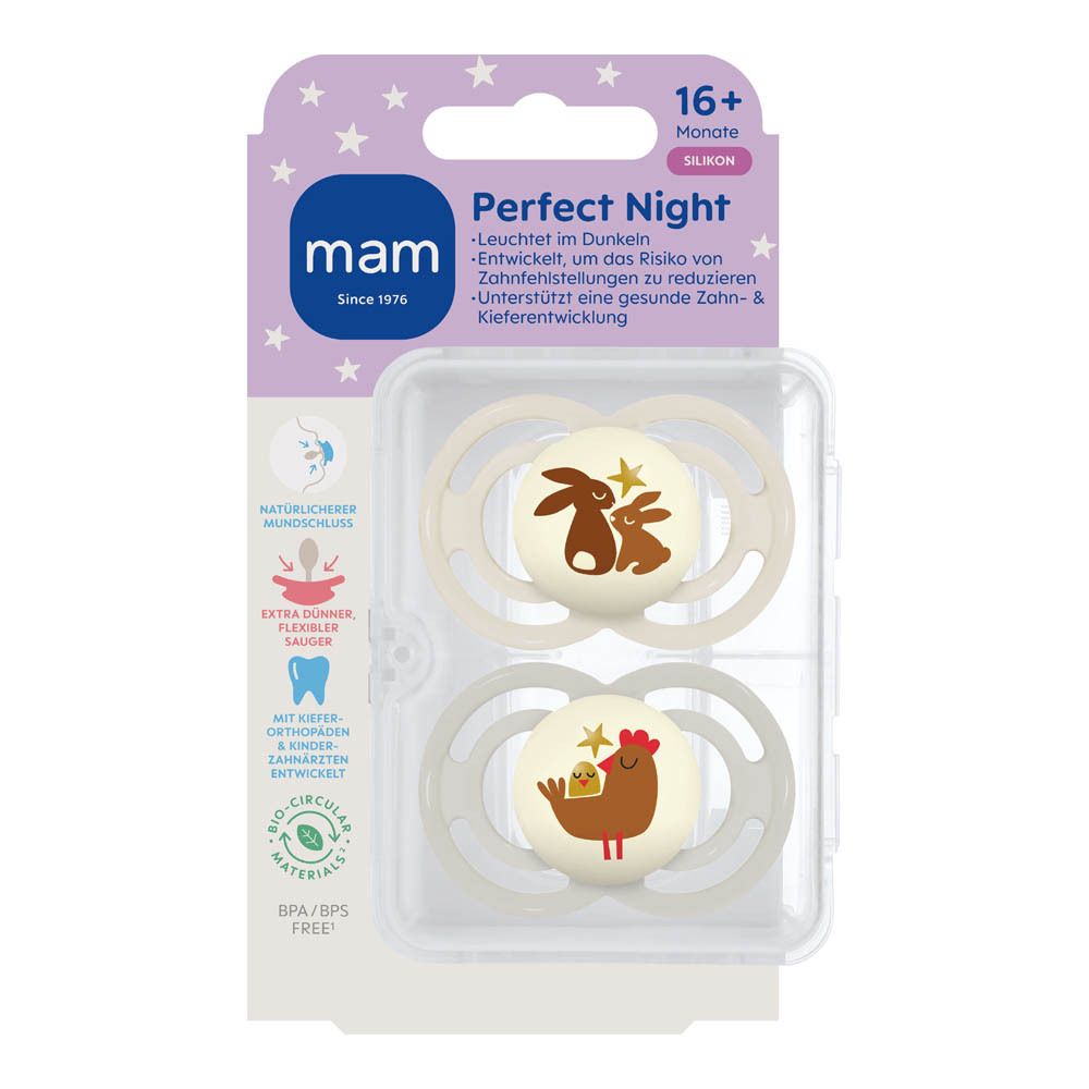 Zwei MAM Perfect Night Schnuller in einer Packung. Ein Schnuller mit Hasenmotiv, der andere mit Hühnermotiv. Für Babys ab 16 Monaten.