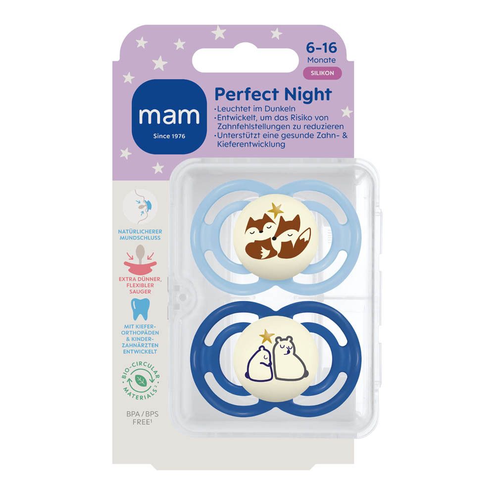 Zwei MAM Perfect Night Schnuller, blau und hellblau, mit Fuchs- und Bärenmotiv.