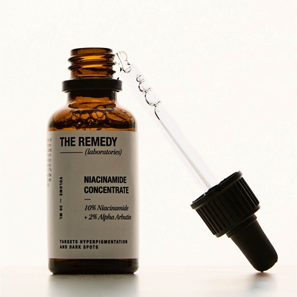 Braune Glasflasche mit Pipette, gefüllt mit 'THE REMEDY NIACINAMIDE CONCENTRATE'.