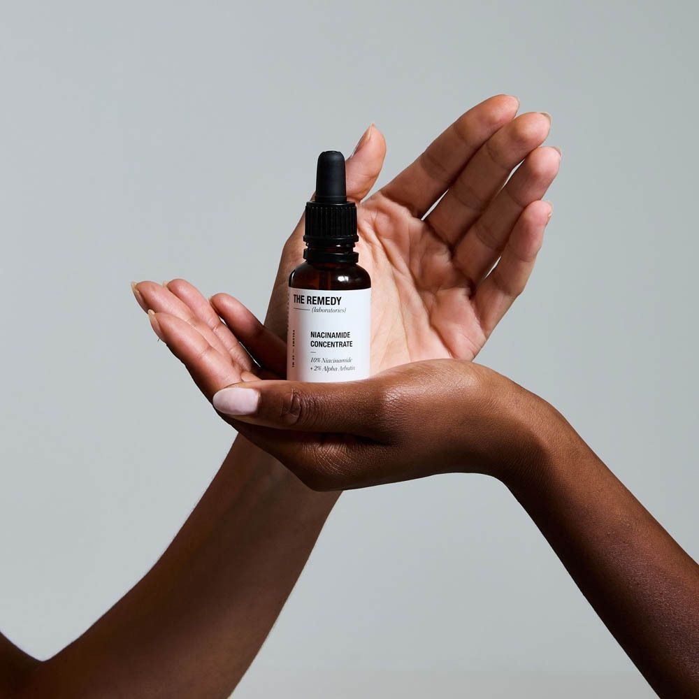 Flasche mit Pipette, THE REMEDY Niacinamide Concentrate.