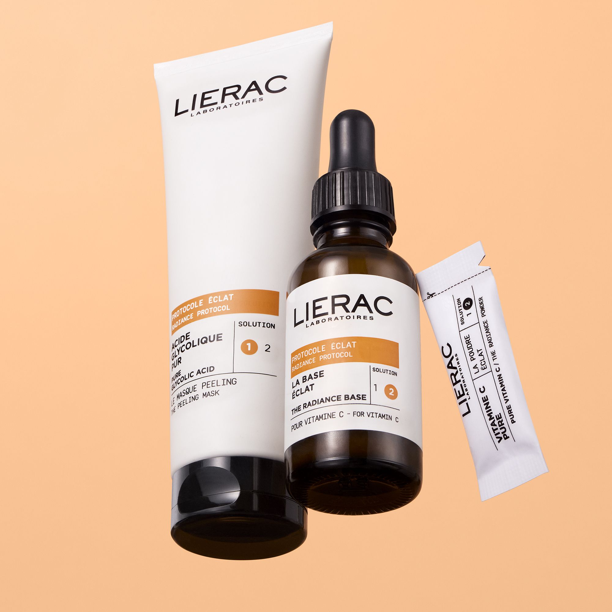Tube blanc, flacon marron, sachet. Inscription: LIERAC, PROTOCOLE ÉCLAT, Solution 1 2.