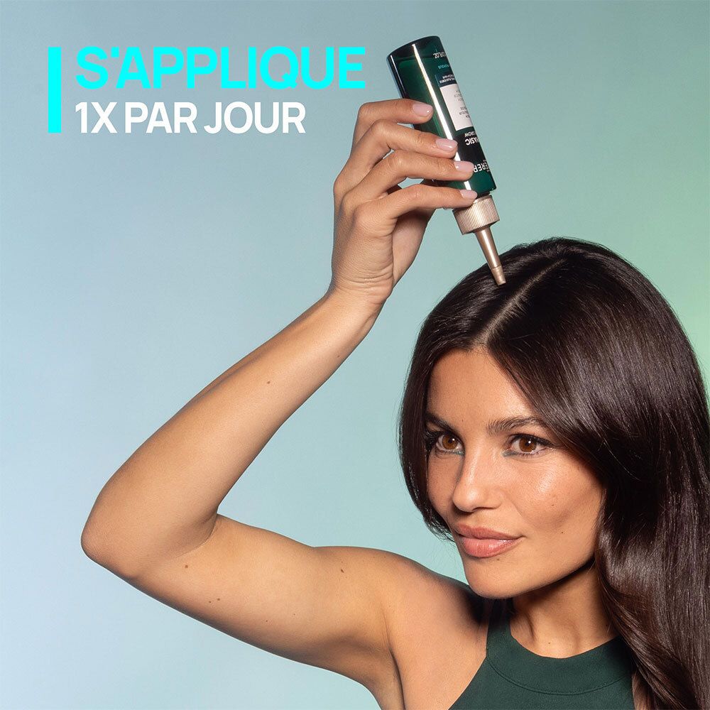 Frau trägt Serum auf. Text: S'applique 1x par jour.