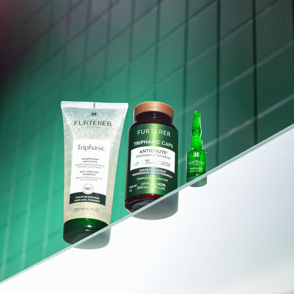 Trois produits: shampooing, capsules et ampoule. Inscription: René Furterer Triphasic.
