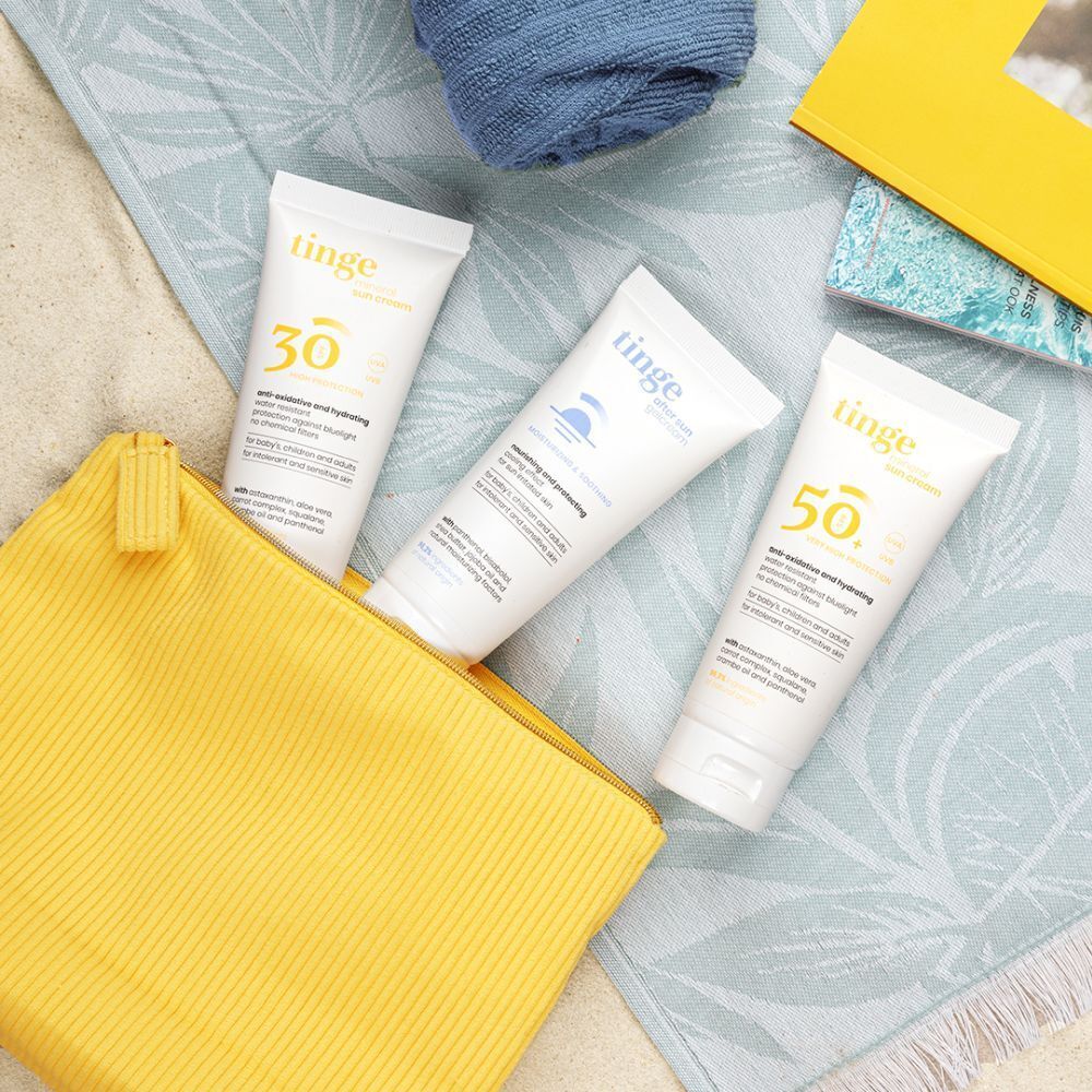 Vue latérale de la boîte pliante Tinge Crème Solaire Minérale SPF30 avec texte.