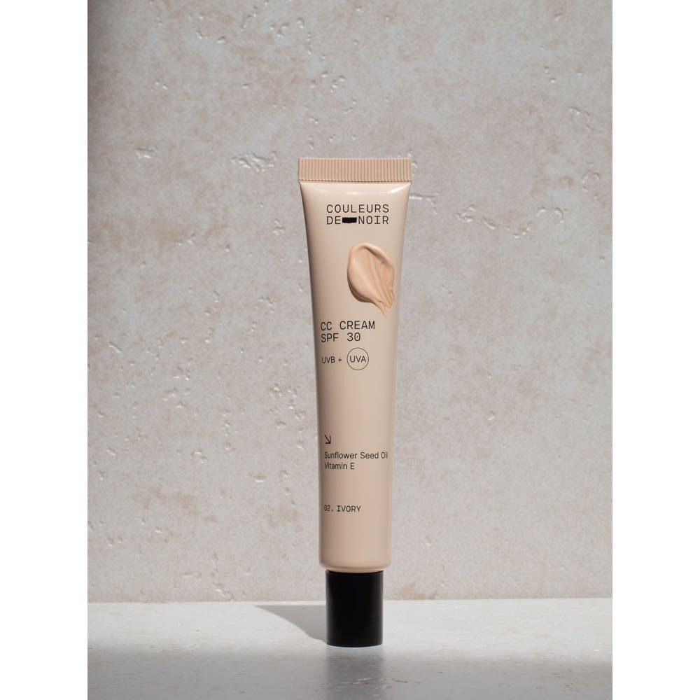 Tube beige avec bouchon noir. Inscription: Couleurs de Noir, CC CREAM SPF 30, 02 Ivory.