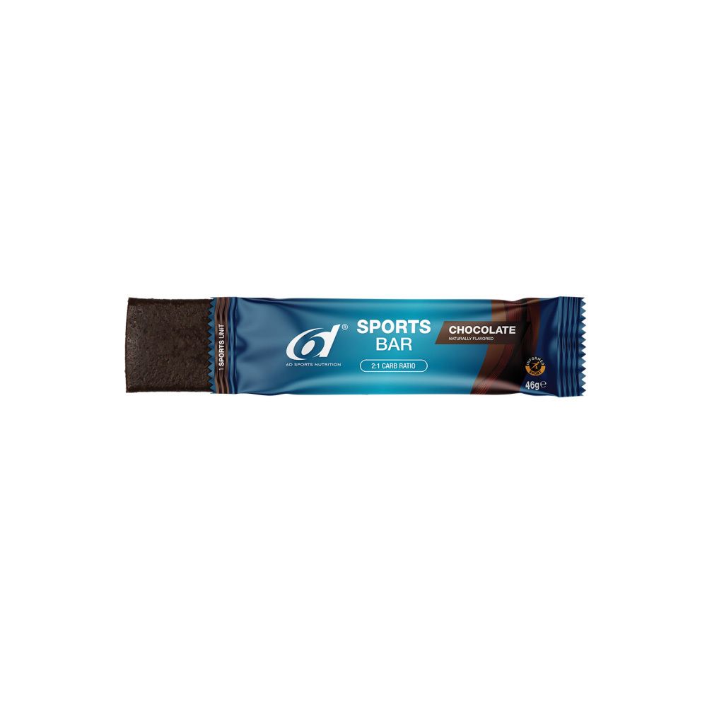 Sportriegel, teilweise geöffnet. Blaue Verpackung mit Logo und Schriftzug. Sichtbarer Riegel mit Schokoladenanteil.
