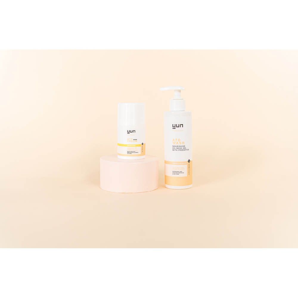 Deux produits sur un piédestal. À gauche : flacon. À droite : flacon avec pompe. Marque : yun.