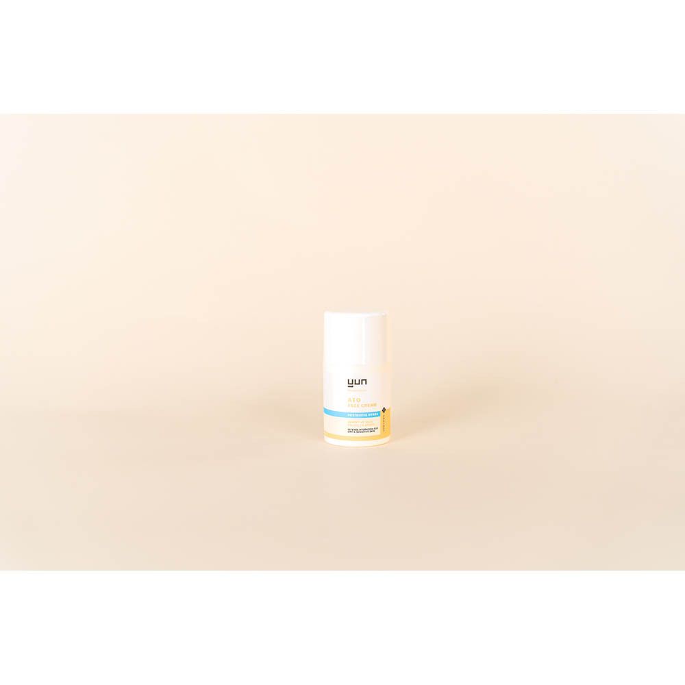 Flacon avec pompe. Inscription : ATO WASH, Prebiotic Wash Gel. Marque : yun.