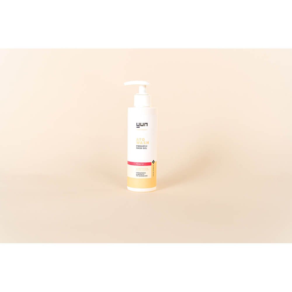 Tube. Inscription : ATO BODY CREAM, Hydrating Cream. Marque : yun.