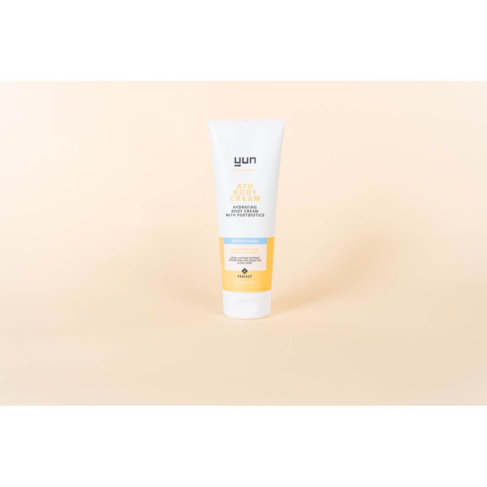 Tube et flacon. Inscription : ATO BODY CREAM, Hydrating Cream. Marque : yun.