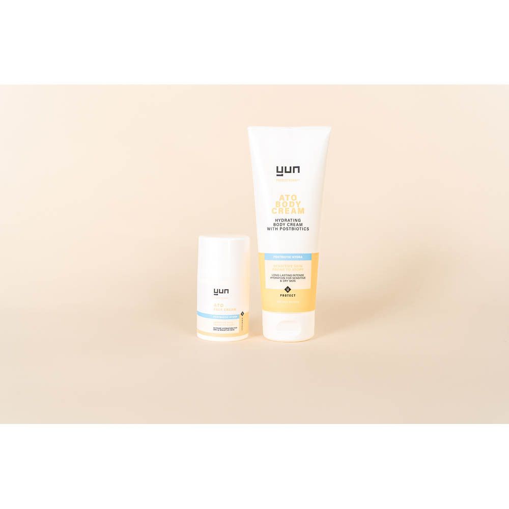 Flacon avec pompe et tube. Inscription : ATO WASH, ATO BODY CREAM. Marque : yun.