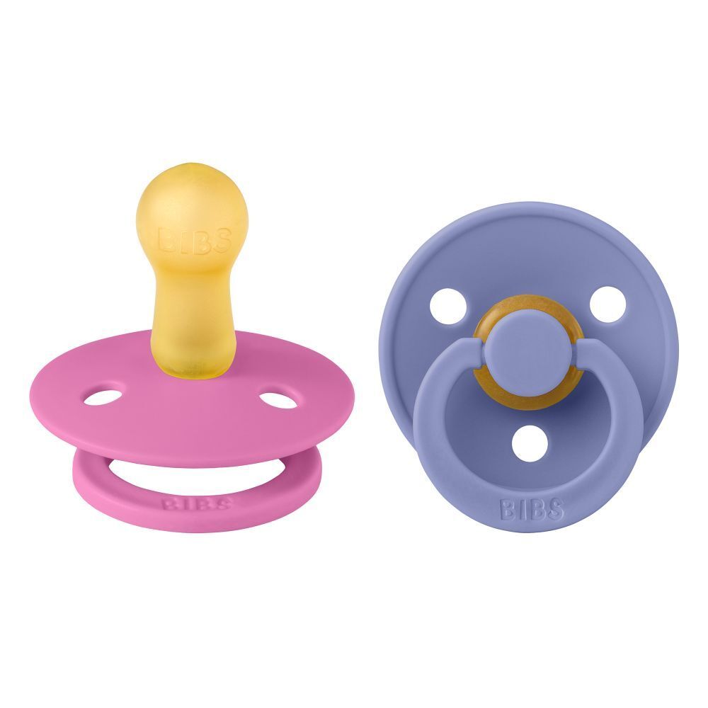 Deux sucettes, rose et bleu, tétines jaunes. Forme ronde, avec anneau. Marque : BIBS.