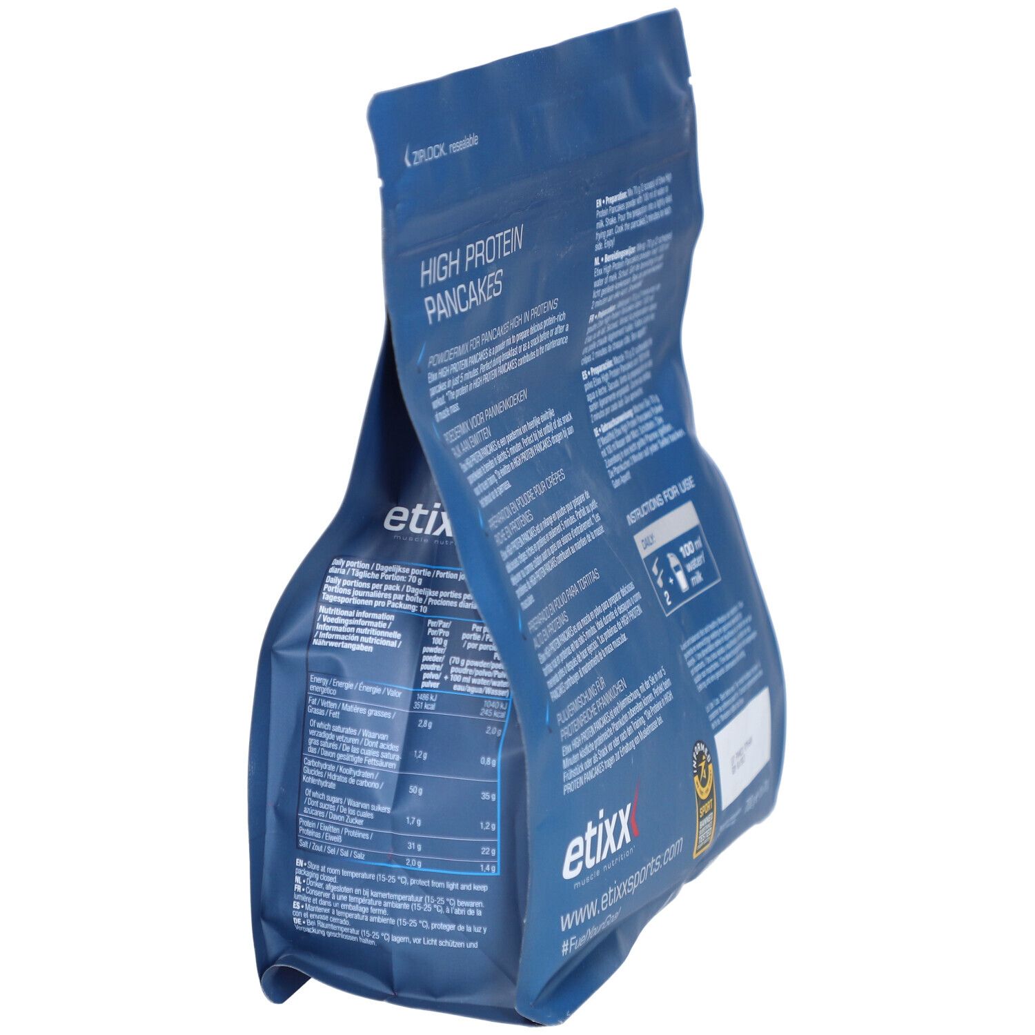 Rückseite der Etixx High Protein Pancakes Packung. Text in mehreren Sprachen, Logo und Informationen.