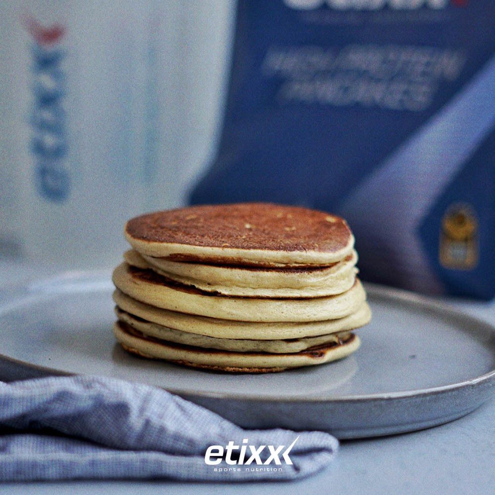 Paquet de pancakes protéinés Etixx. Emballage bleu avec informations produit et logo.