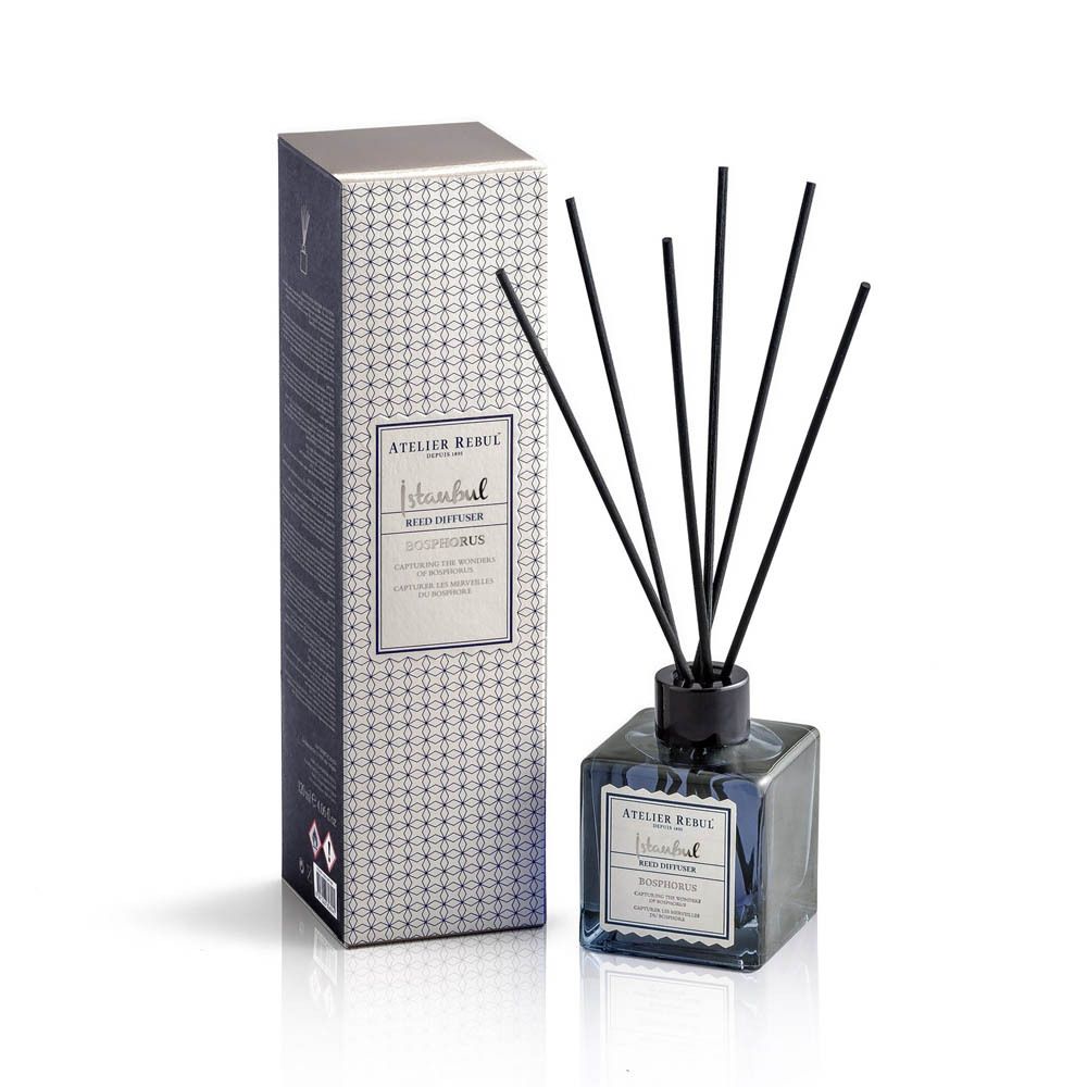 Emballage et flacon avec bâtonnets noirs. Inscription : Atelier Rebul Istanbul Reed Diffuser Bosphorus.