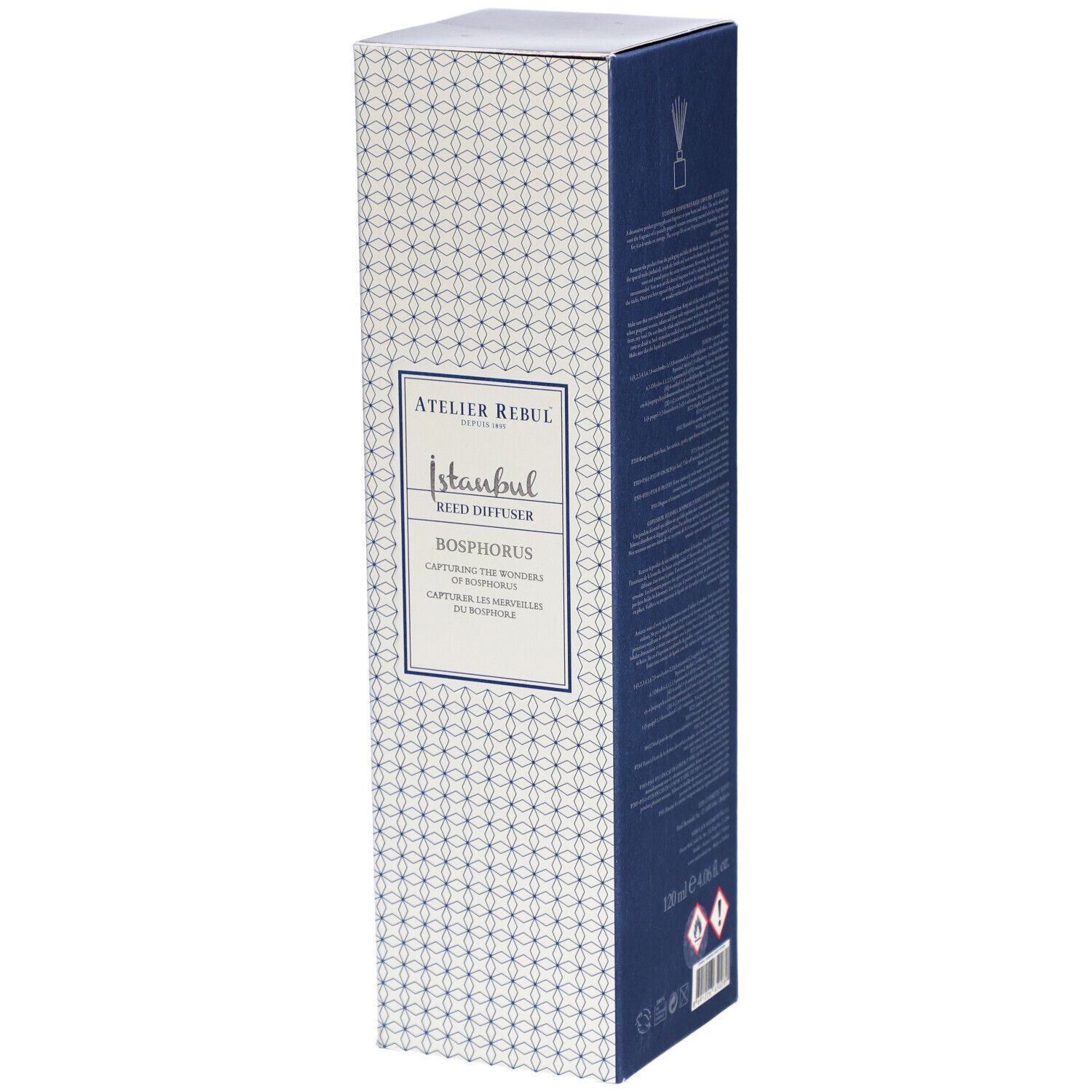 Hohe, rechteckige Schachtel. Aufschrift: Atelier Rebul Istanbul Reed Diffuser Bosphorus. Weißes Muster auf hellgrauem Grund.