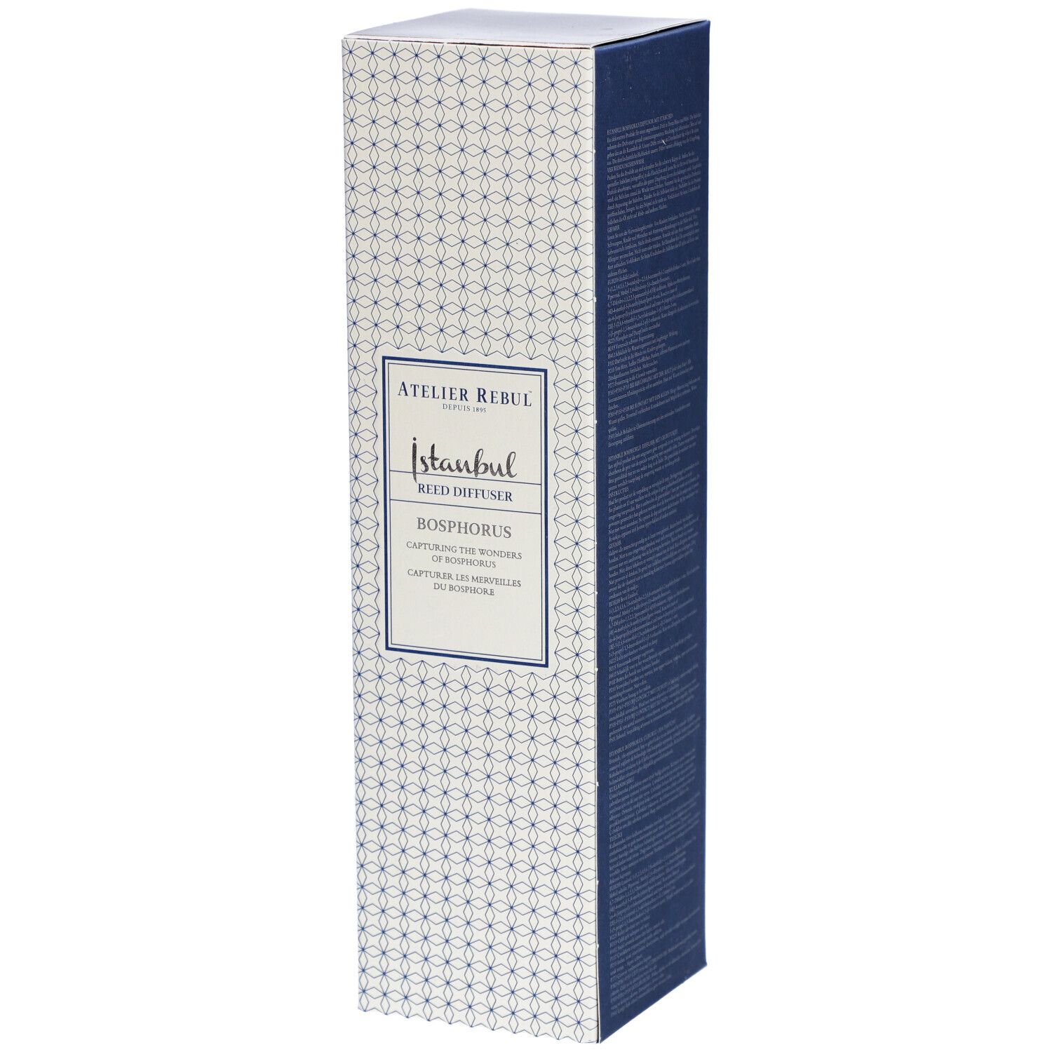 Hohe, rechteckige Schachtel. Aufschrift: Atelier Rebul Istanbul Reed Diffuser Bosphorus. Weißes Muster auf hellgrauem Grund.