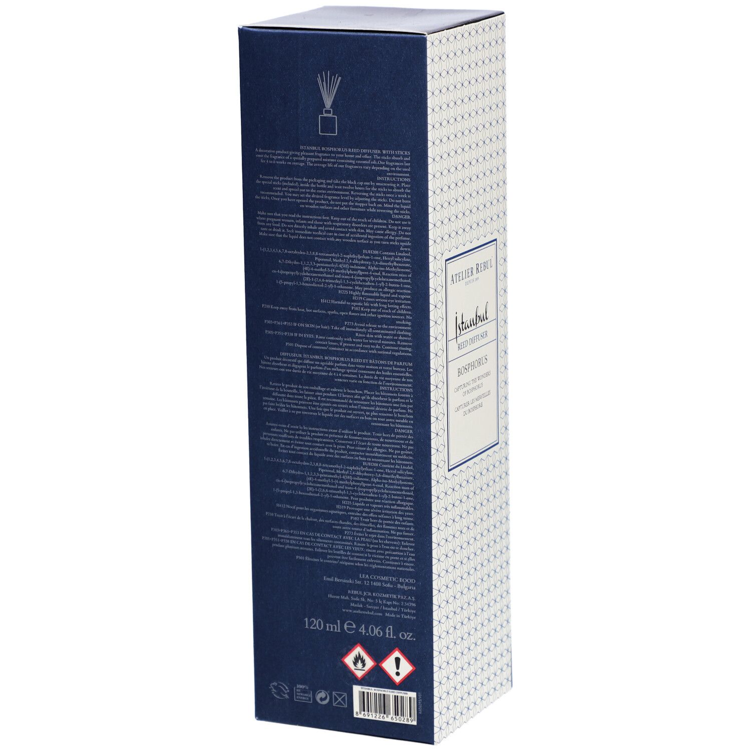 Hohe, rechteckige Schachtel. Aufschrift: Atelier Rebul Istanbul Reed Diffuser Bosphorus. Text auf dunkelblauem Hintergrund.