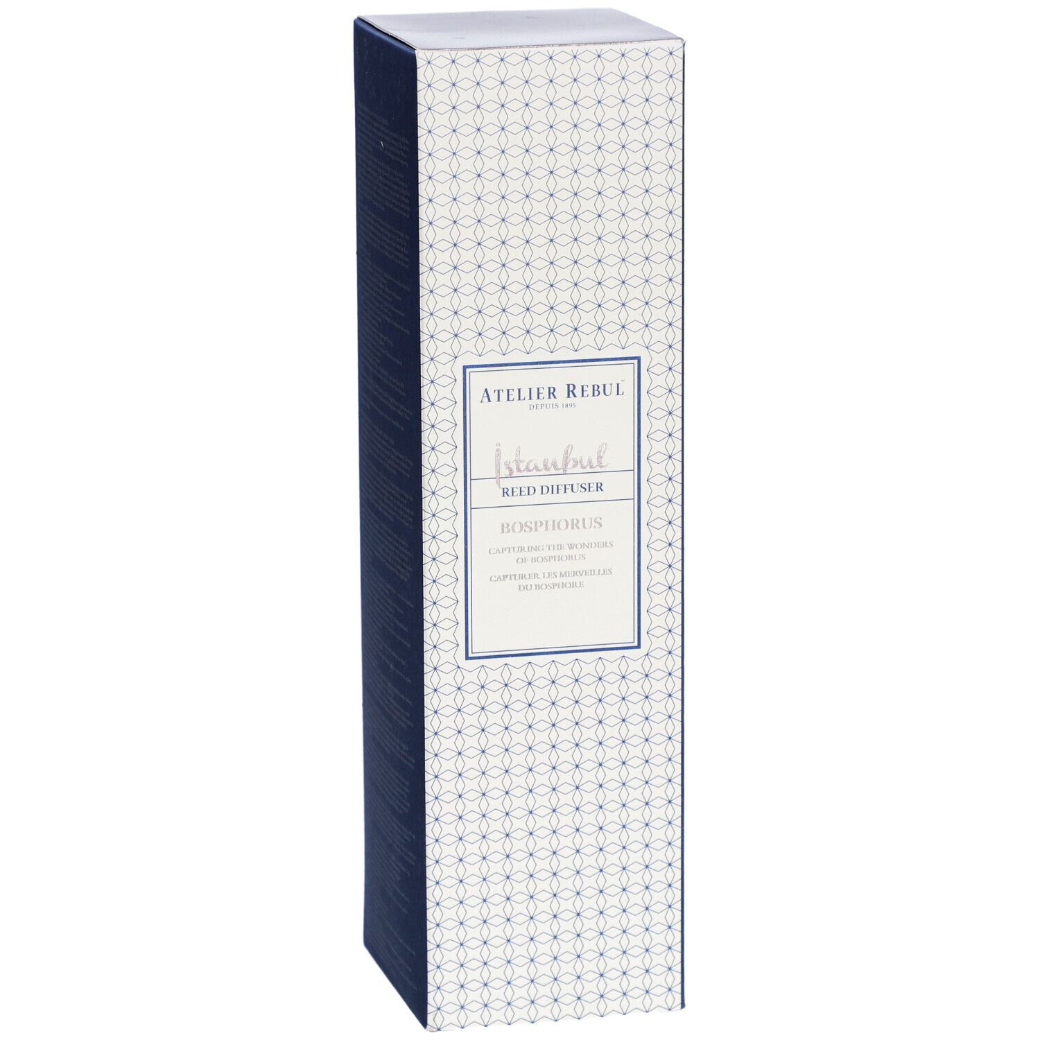 Hohe, rechteckige Schachtel. Aufschrift: Atelier Rebul Istanbul Reed Diffuser Bosphorus. Weißes Muster auf hellgrauem Grund.