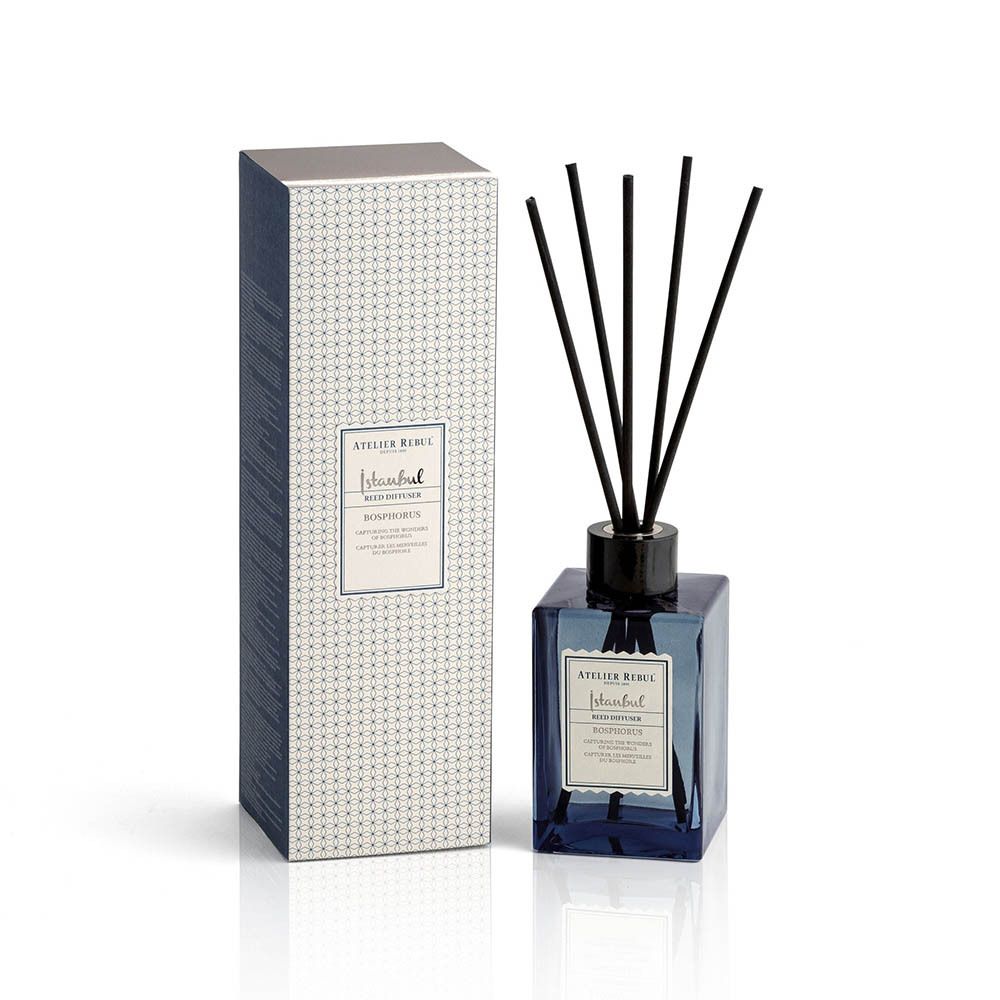 Diffuseur avec emballage et bâtonnets. Boîte blanche avec motif bleu. Diffuseur avec bouchon noir.