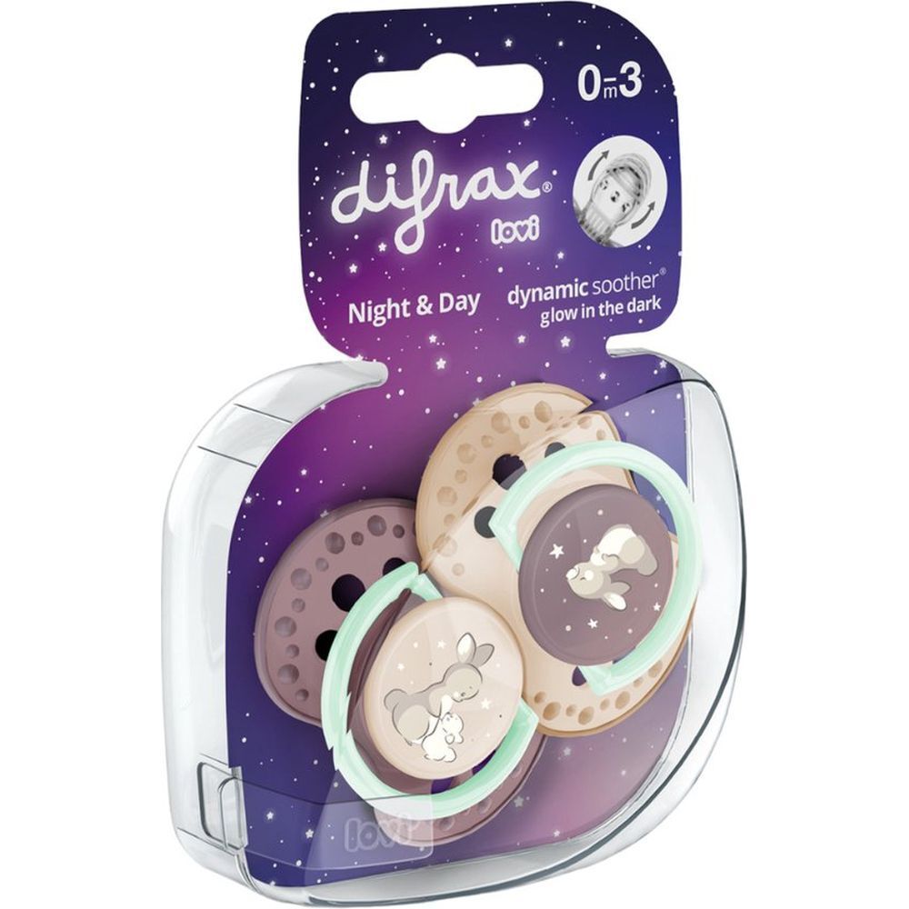 Verpackung mit drei Schnullern. Marke Difrax. Nacht&Tag, 0-3 Monate. Durchsichtige Verpackung. Hasenmotiv.