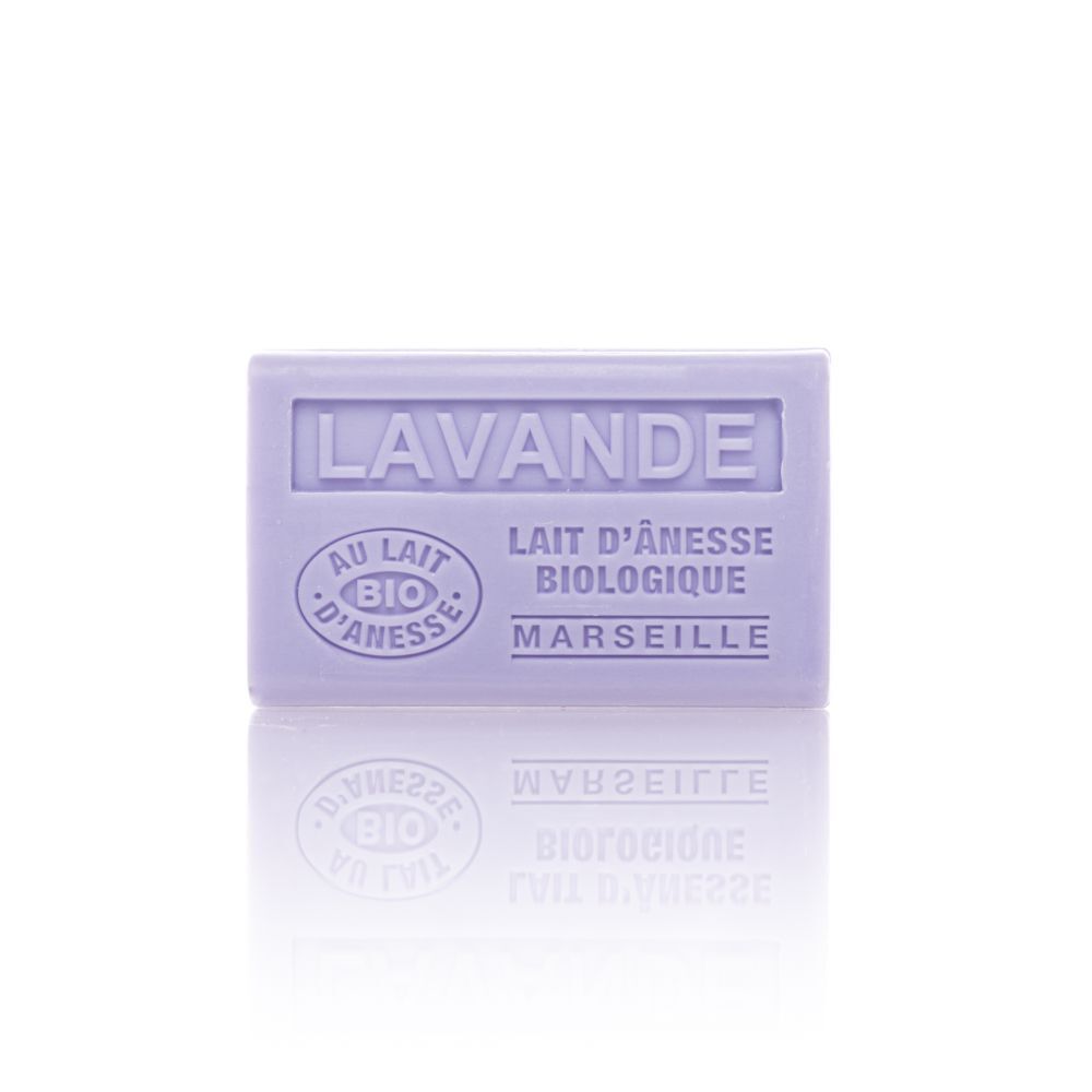 Savon violet clair avec inscription "LAVANDE". Texte : "AU LAIT D'ÂNESSE BIOLOGIQUE MARSEILLE". Label bio.