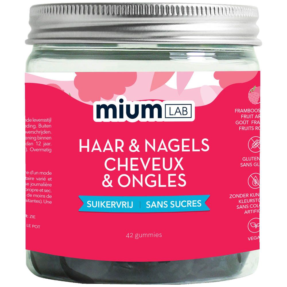 Drei Mium Lab Behälter auf Podesten, umgeben von Himbeeren und Kugeln.