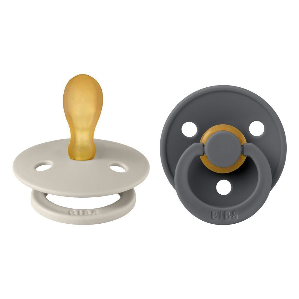 Deux sucettes. Forme ronde, tétine en silicone. Logo BIBS. Couleurs : sable et gris.