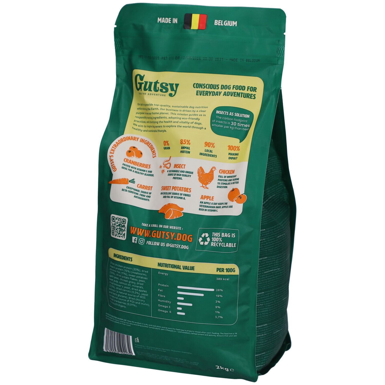 Rückseite der grünen Tüte. Gutsy Chicken Munchies. Text: Zutaten, Nährwerte, Website. Flagge Belgien. Recycelbar.