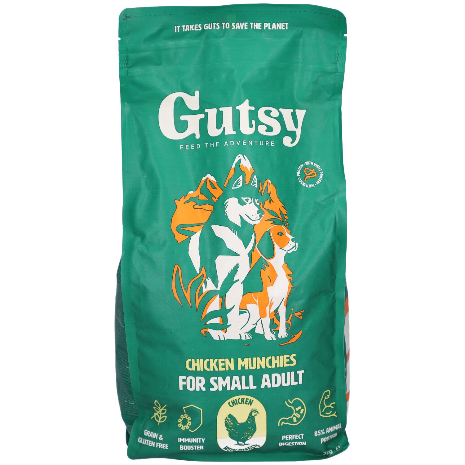 Grüne Tüte mit Aufdruck. Gutsy Chicken Munchies für kleine Hunde. Abbildung von Hunden und Bergen. Text: Grain & Gluten Free.