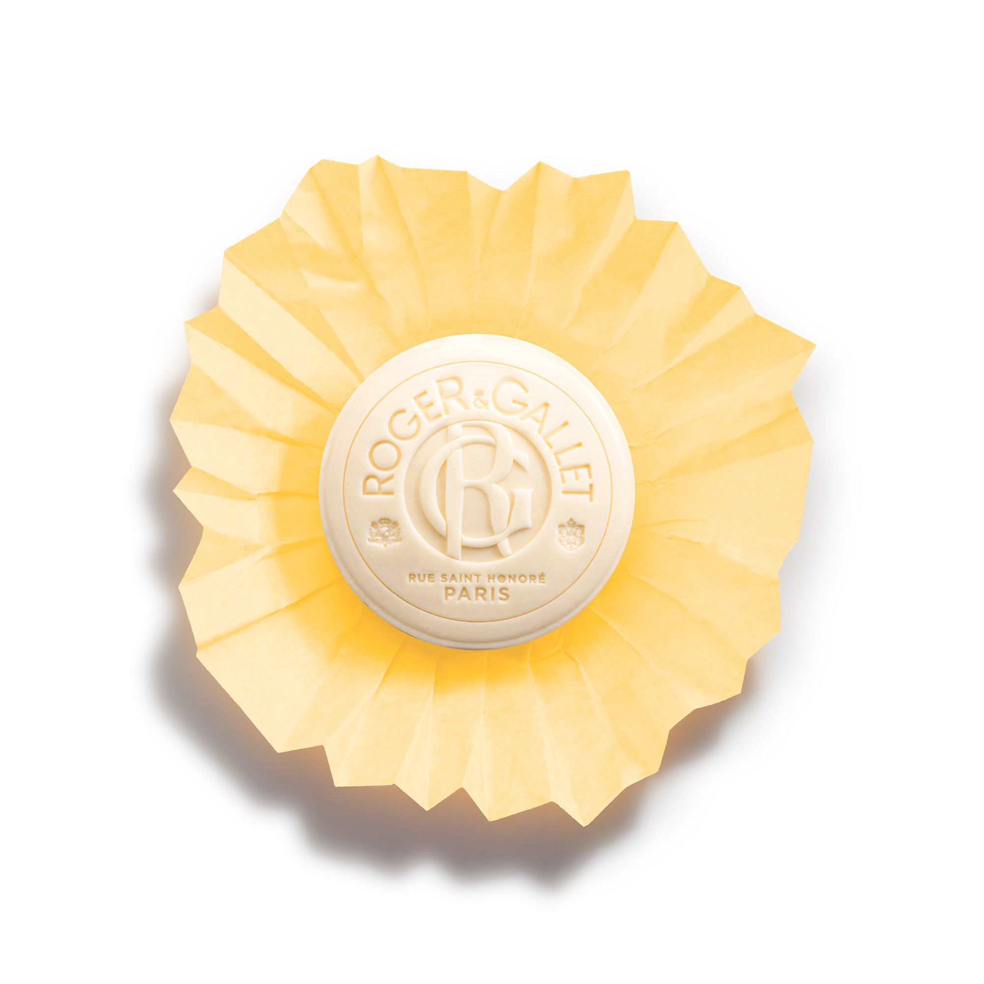 Savon dans emballage papier jaune. Inscription: Roger & Gallet. Fond blanc.