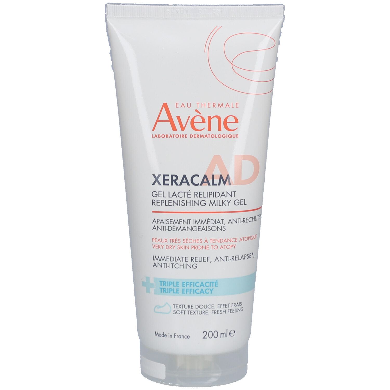 Weiße Tube mit Produktnamen und Markennamen. Text: XeraCalm AD, Gel Lacté Relipidant, Anti-Juckreiz. 200 ml.