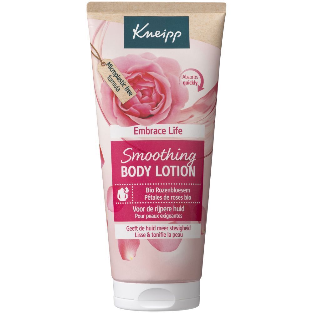 Tube de lotion corporelle Kneipp Smoothing. Illustration de rose, étiquette rose avec texte. Étiquette formule sans microplastiques. Flèche absorbe rapidement.