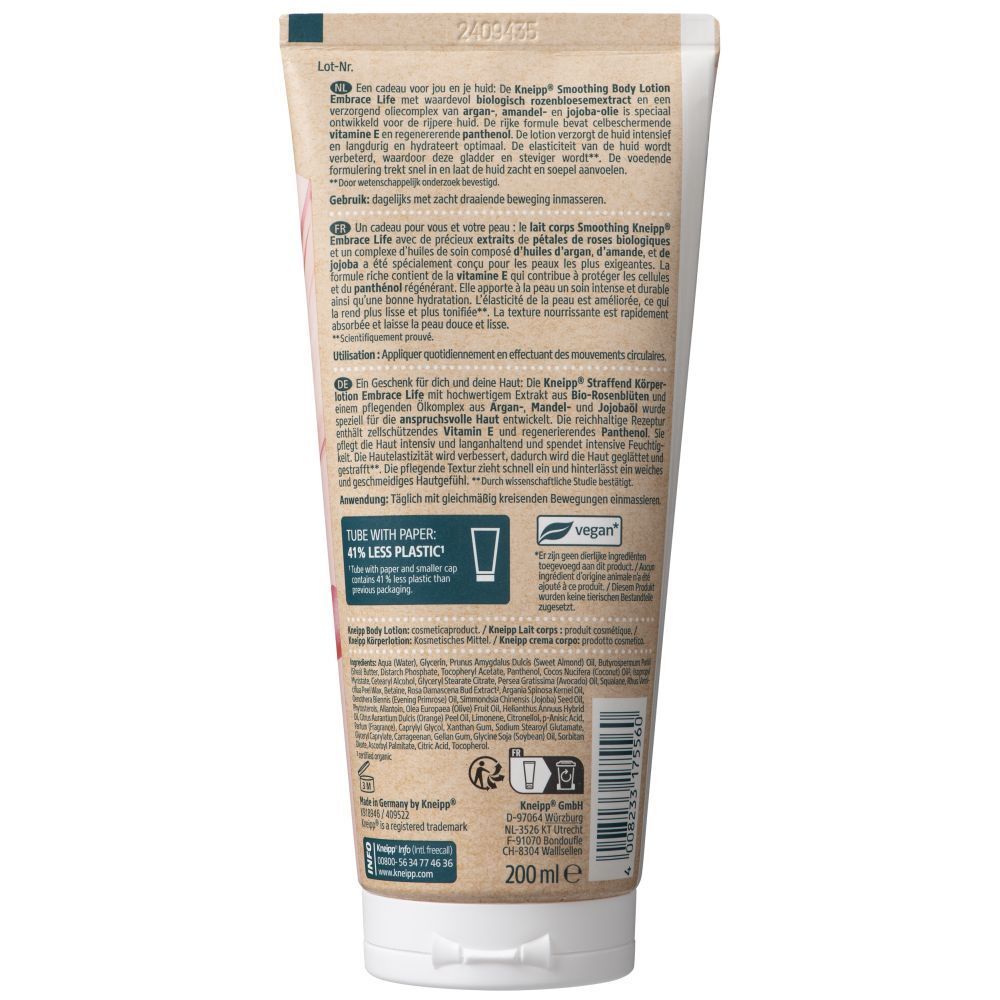 Dos du tube de lotion corporelle Kneipp Smoothing. Texte multilingue. Sceau végétalien. Tube avec papier, 45% moins de plastique.
