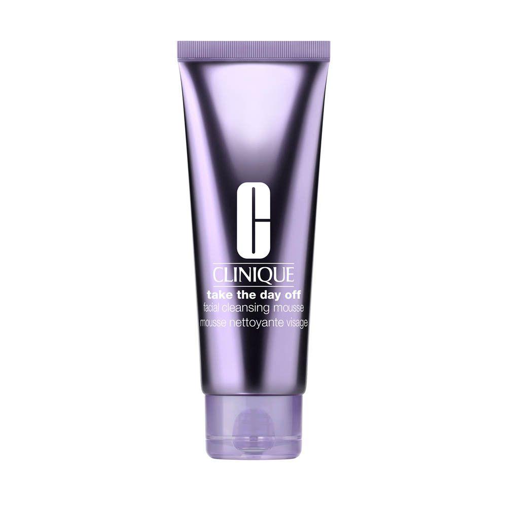 Clinique Take The Day Off Reinigungs Mousse in einer lila Tube mit silbernem Verschluss.