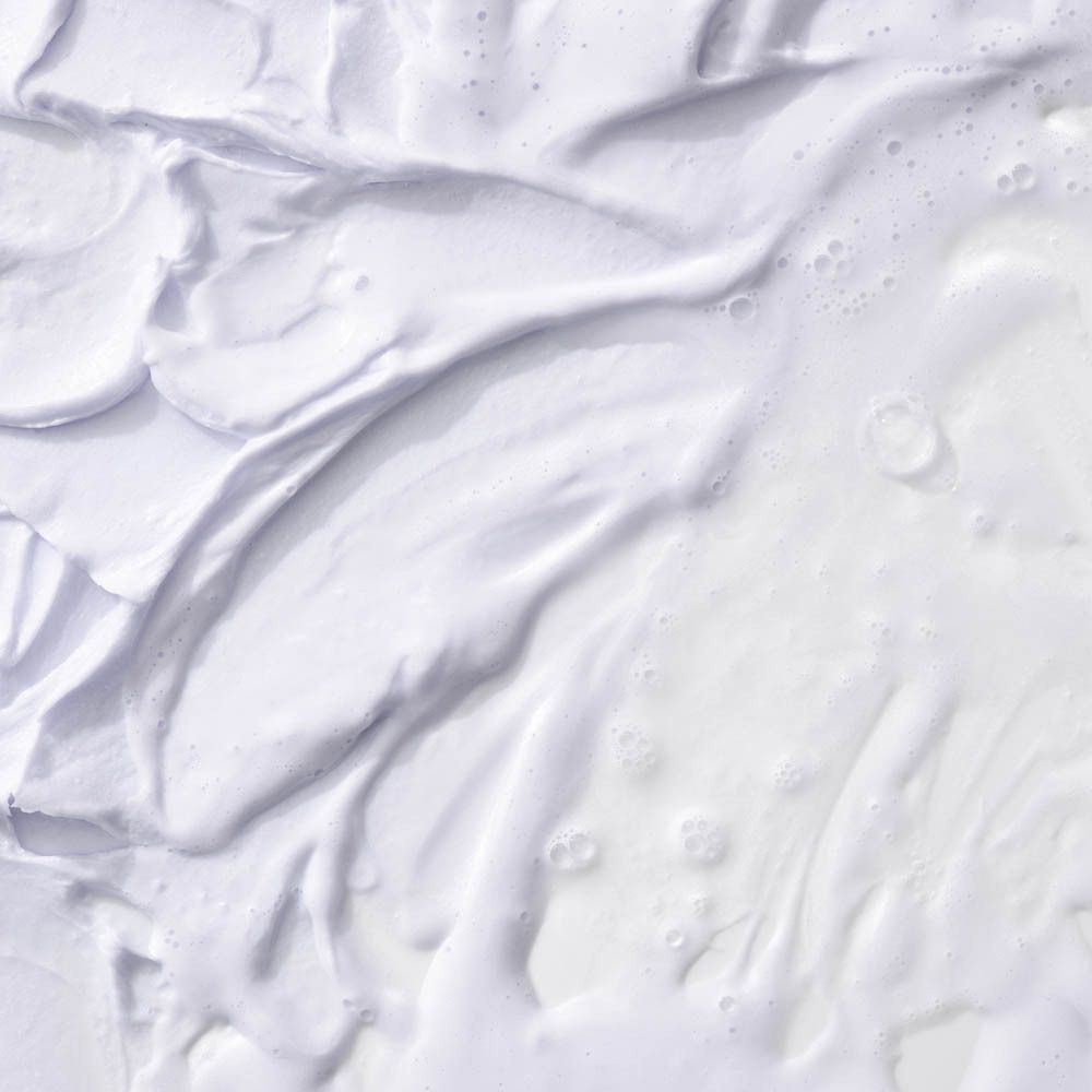 Weiße Creme mit Luftblasen und Wellenmuster.