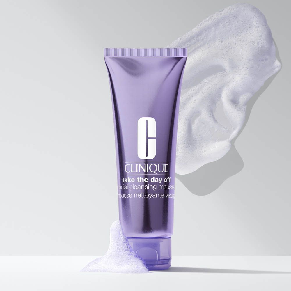 Lila Tube Clinique 'take the day off' Gesichtsreinigungsmousse mit Schaum.