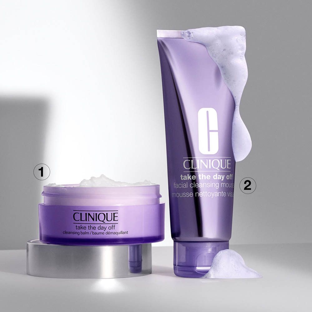 Clinique Gesichtsreinigungsmousse in violetter Tube und Reinigungsbalm im violetten Tiegel.