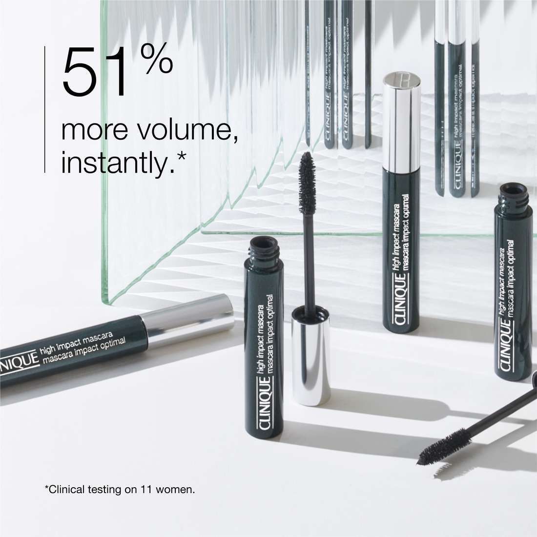 Mehrere Mascaras. Text: 51% mehr Volumen, sofort. Clinique High Impact Mascara.