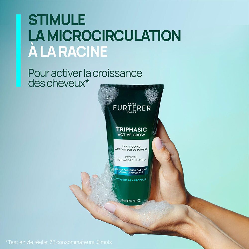 Hände halten eine Tube Shampoo und Schaum. Text: Stimule la microcirculation à la racine.