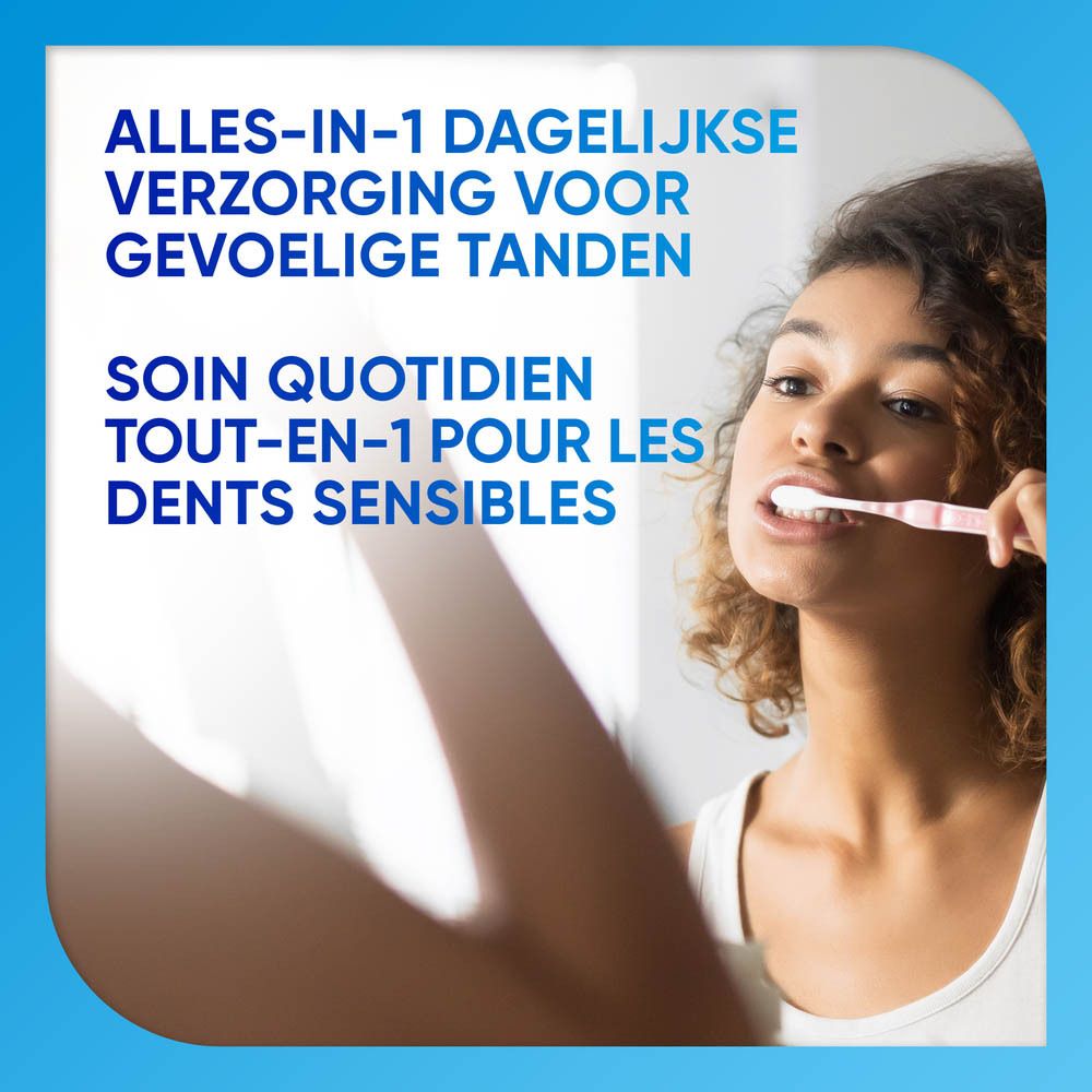 Femme se brossant les dents. Texte: Soin quotidien pour les dents sensibles. Soin quotidien tout-en-1 pour les dents sensibles.
