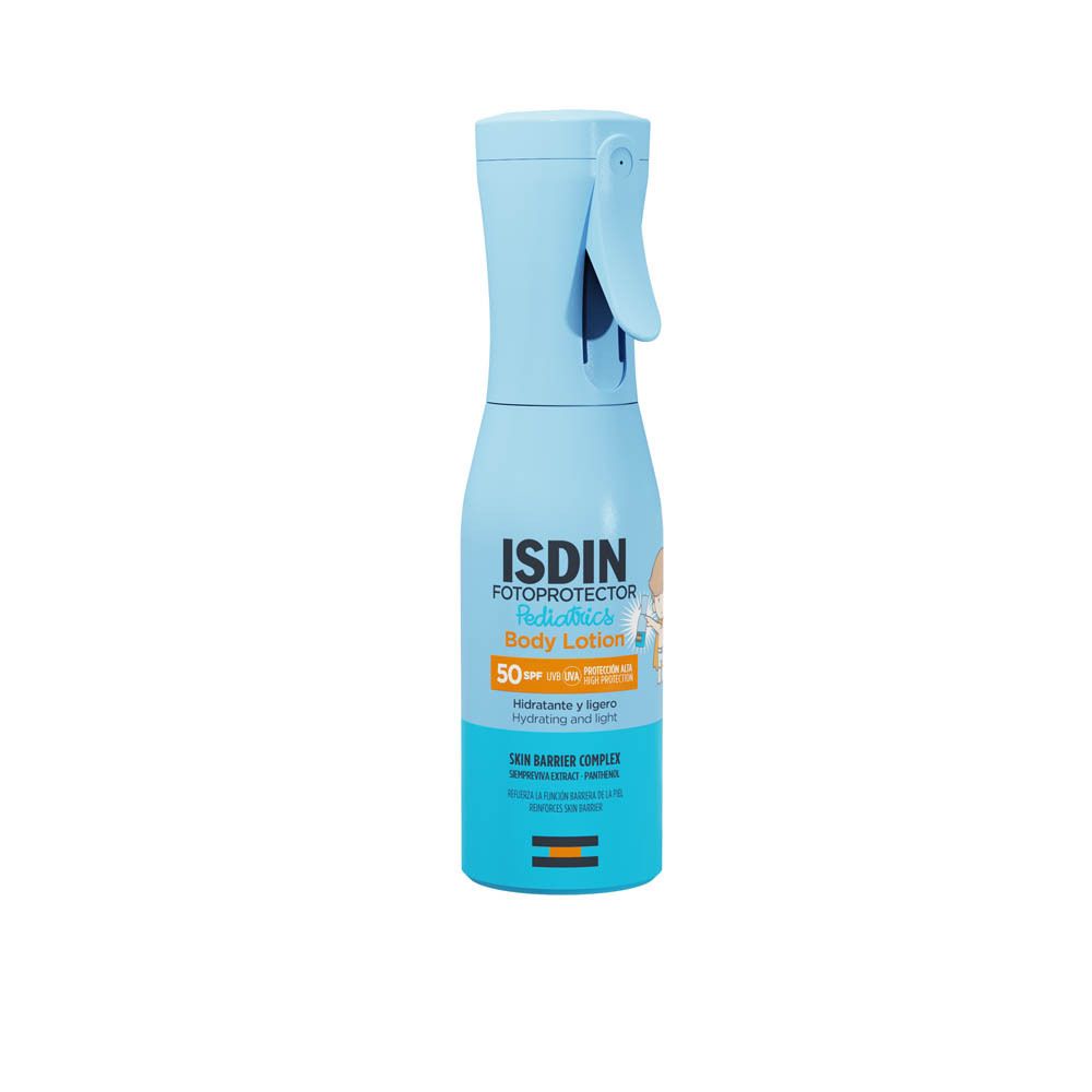 Flacon bleu clair avec vaporisateur. Inscription ISDIN FOTOPROTECTOR Pediatrics Body Lotion SPF50. Illustration enfant.